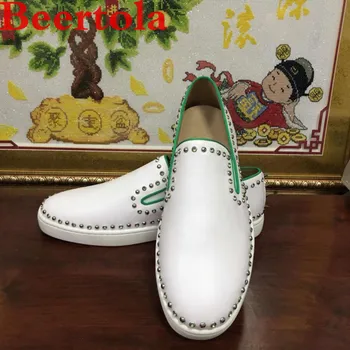 Кожаная повседневная мужская обувь Заклепки Белая обувь на плоской подошве Мужчины Зеленый ободок Скольжение на мокасинах Мужчины Осенние шипы Шикарная обувь для отдыха для мужчин